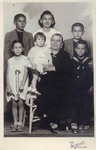 Draginja M. Jovanovic sa unucima, ~1941.