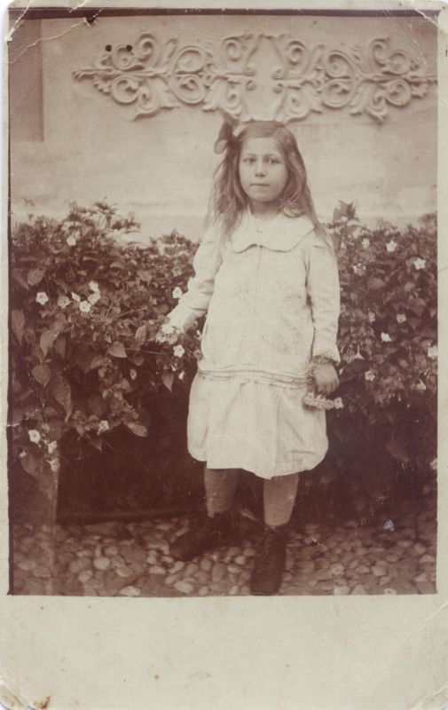 Radmila Ž. Mladenović na polasku u školu, septembar 1918.