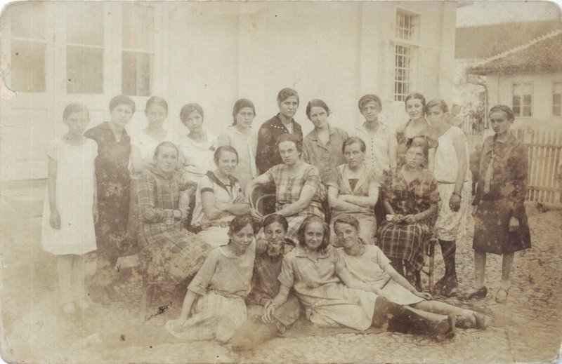 Radmila Ž. Mladenović kao učenica ženske zanatske škole u Trsteniku, ~1925.
