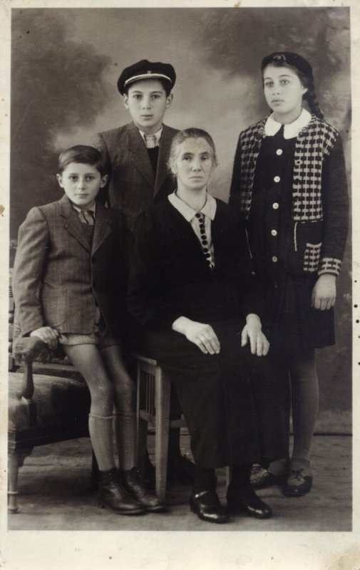 Savka Savic sa unucima Mirjanom, Konstantinom i Rankom, ~1944.